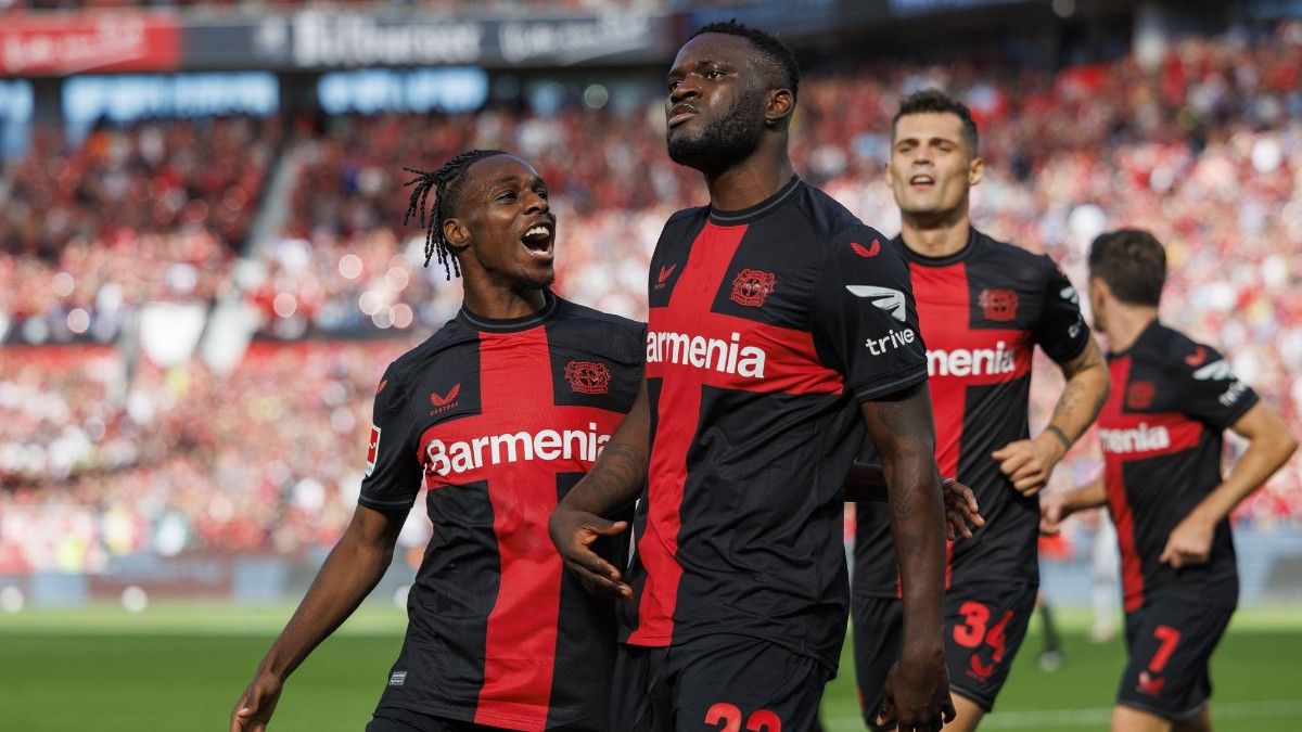 Los jugadores del Bayer Leverkusen celebran un gol de Victor Boniface