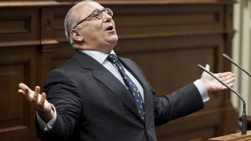 Emilio Moreno, en una intervención desde la tribuna del Parlamento.