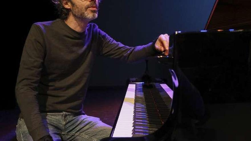 James Rhodes junto al piano.