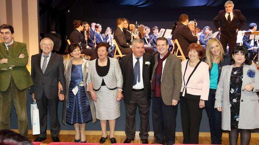 Autoridades con las dos parejas homejaneadas: Enrique Silveira y Guadalupe Almuiña, y Evaristo Costas y Olga Maceira. // Marta G. Brea