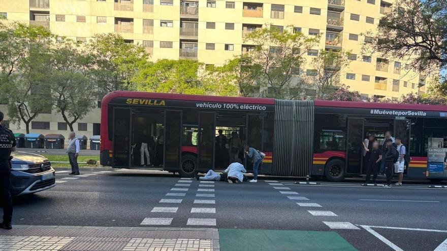 Un motorista resulta herido tras chocar contra el tranvibús en Sevilla Este