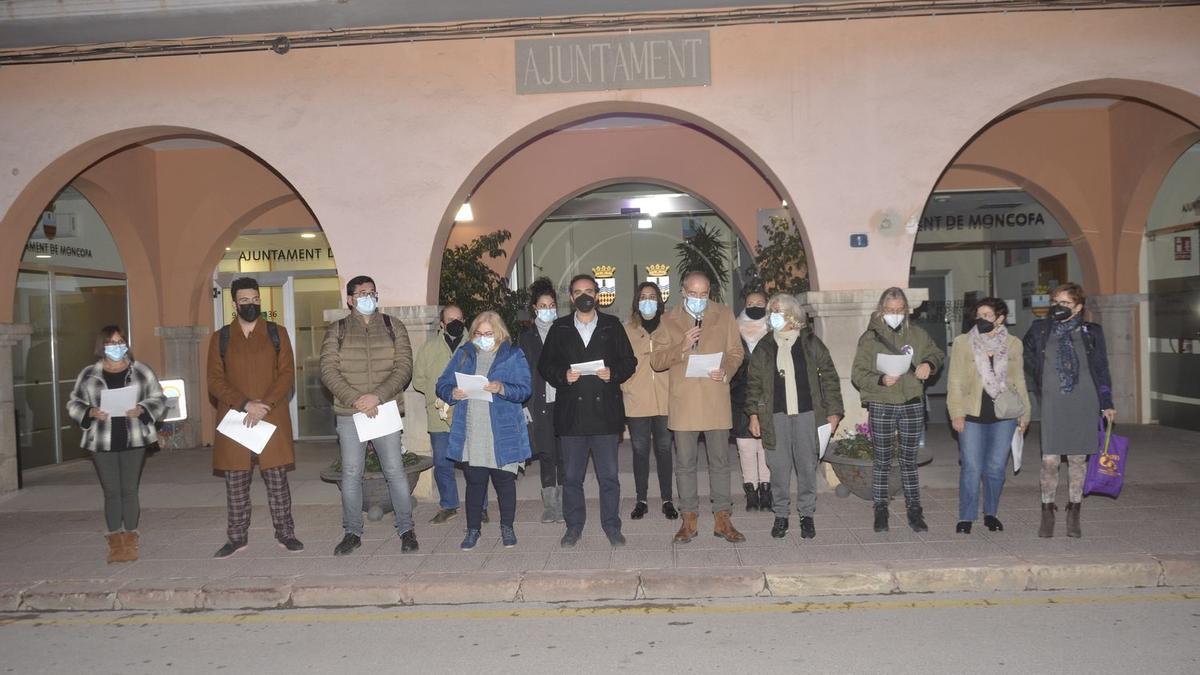 Lectura del manifiesto en el Ayuntamiento de Moncofa.