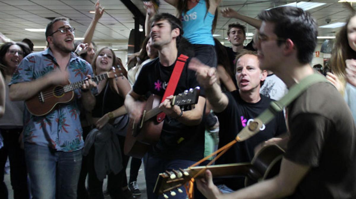 Canet Rock 2016 sorprende en el vestíbulo de Renfe en la Plaza Catalunya con una flash mob interpretando ’Bon dia’ de ’Els Pets’.