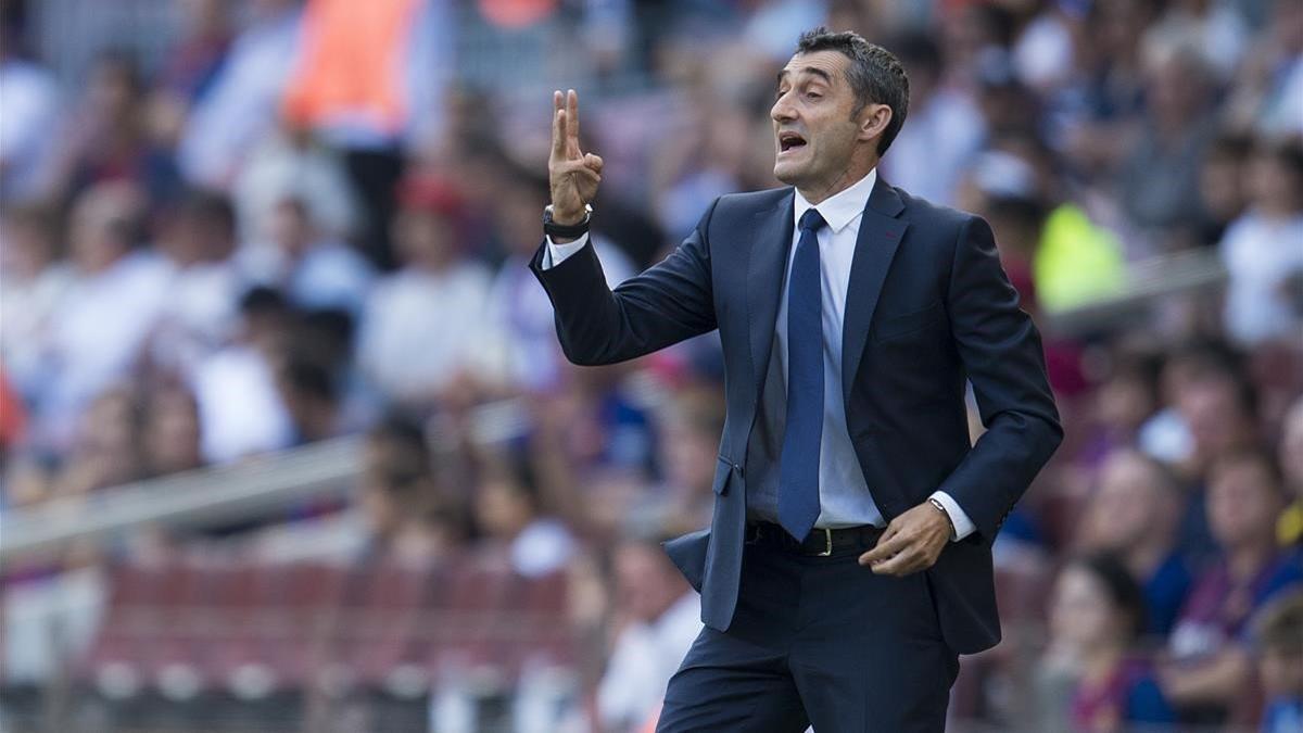 Valverde hace indicaciones desde la banda del Camp Nou ante el Athletic.