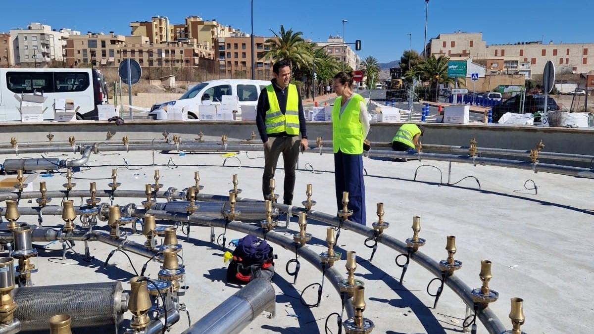 La edil de Fomento y Empleo, Isabel Casalduero, supervisaba la recta final de los trabajos en la fuente ornamental del barrio de San Antonio, este jueves.