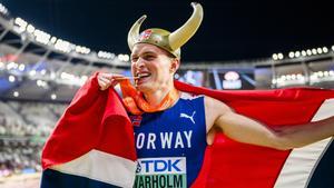 Warholm celebró su oro poniéndose un casco vikingo