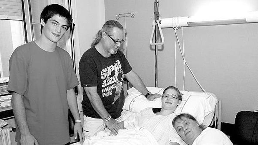 La familia Troiano Puig, en el Hospital Central de Asturias, acompañando a Constanza en su rehabilitación.