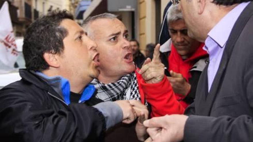 Escenas del enfrentamiento que el alcalde de Caudete mantuvo ayer con los manifestantes.