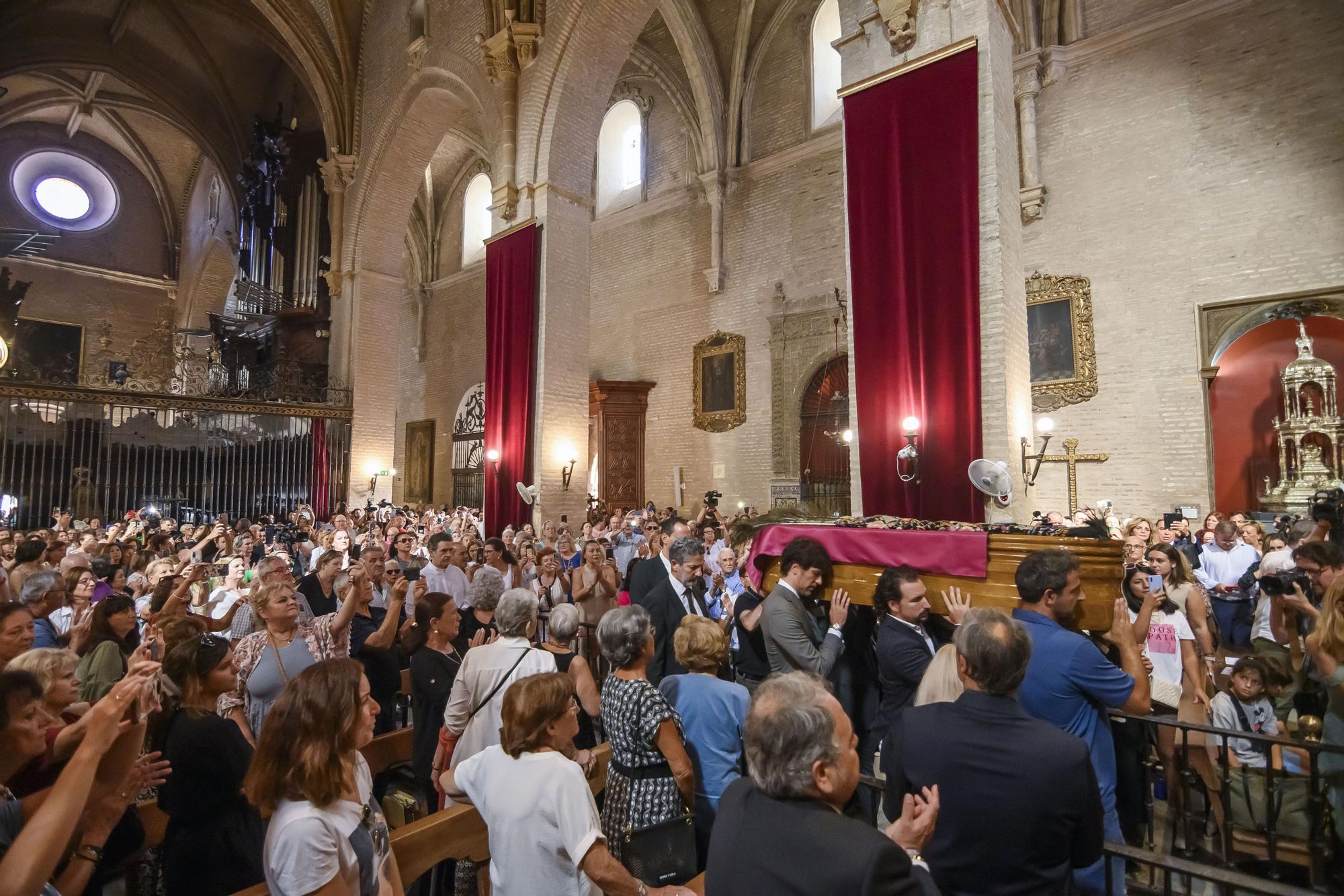 El féretro de María Jiménez es transportado en un coche de caballos a la iglesia de Santa Ana de Triana, donde se celebrará una misa