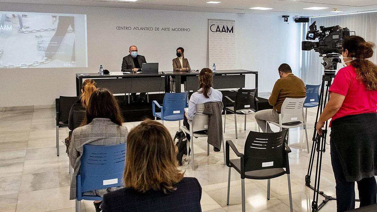 En la mesa, de izq. a dcha., Orlando Britto, director del CAAM, y Guacimara Medina, consejera de Cultura del Cabildo, ayer, durante la presentación. | | NACHO GONZÁLEZ ORAMAS