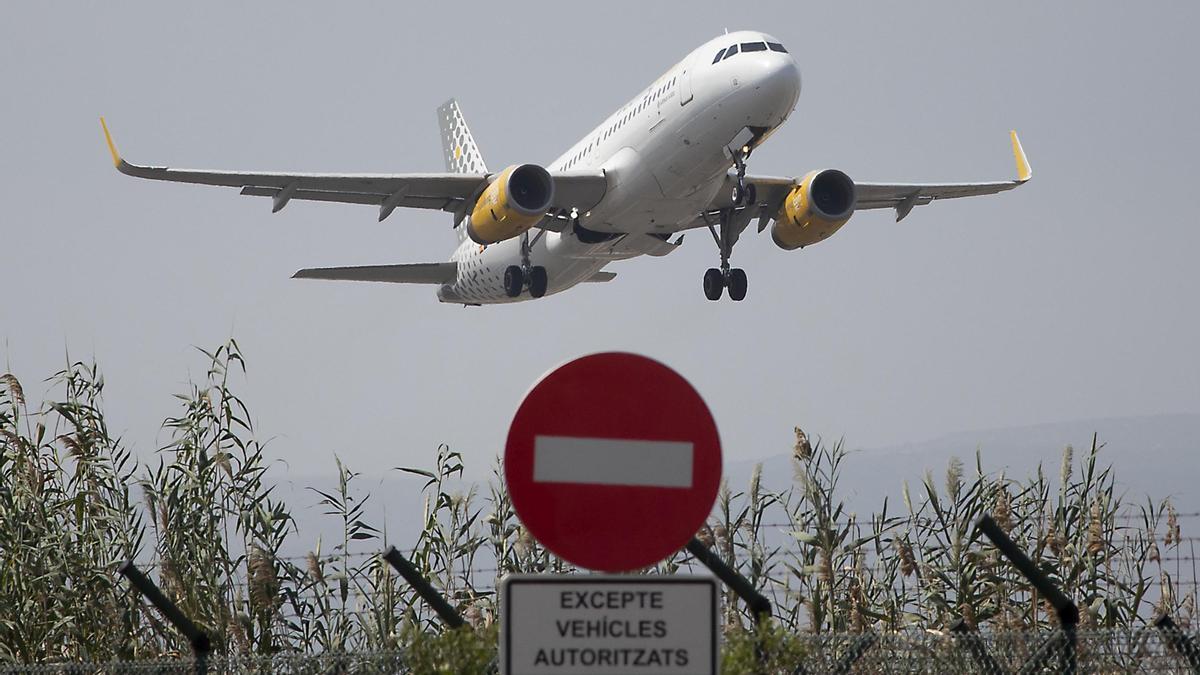 Avión despegando desde la tercera pista del aeropuerto de El Prat