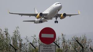 Avión despegando desde la tercera pista del aeropuerto de El Prat