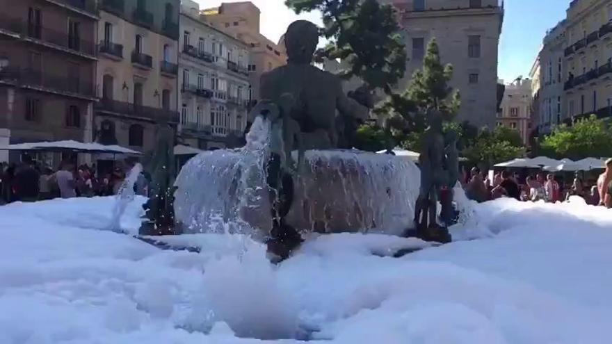 Aficionados del Ajax llenan de espuma la fuente de la plaza de la Virgen