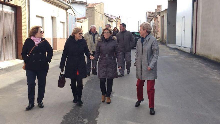 Mayte Martín Pozo camina por las calles de Fuentelapeña.