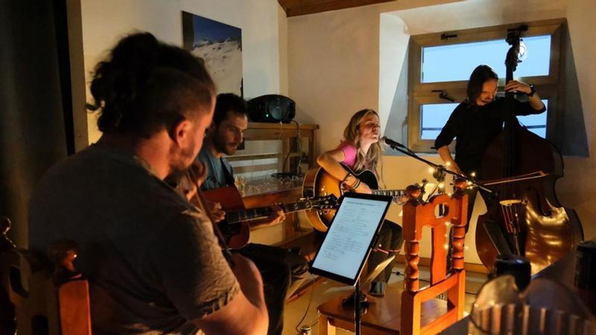 Carles Hidalgo, Elisa Masy Landry Riba, en un momento de su actuación en el refugio de La Renclusa el pasado sábado.