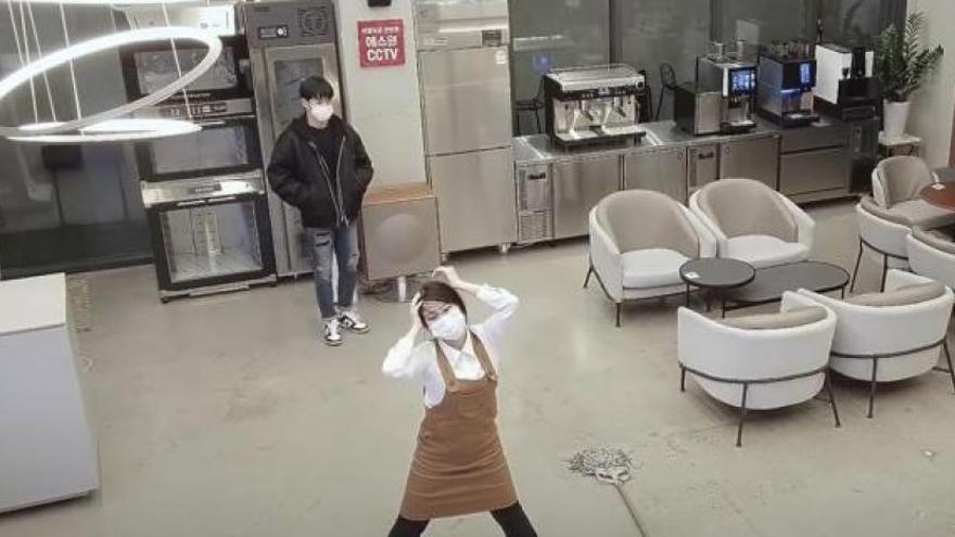 Enxampen a una treballadora ballant com si s&#039;acabés el món durant el seu horari laboral