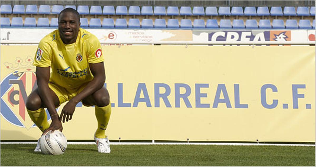 Jozy Altidore posa como nuevo jugador del Villarreal, en 2008.