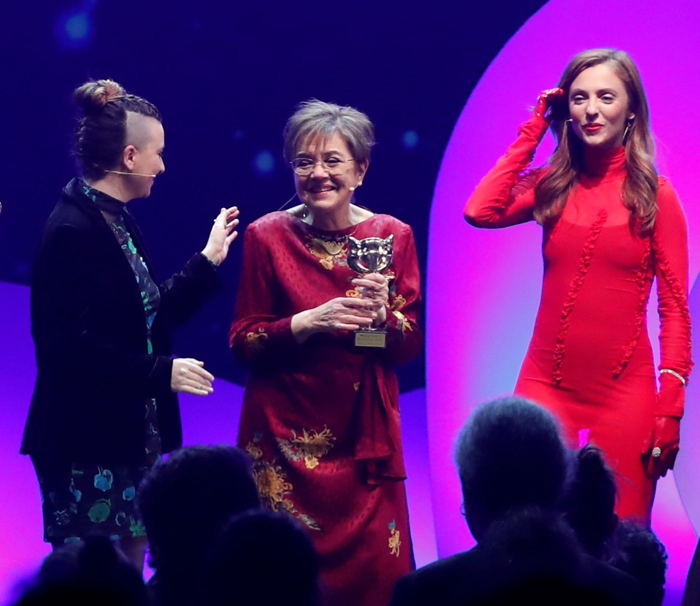 La realizadora Cecilia Bartolomé (c) recibe el &quot;Feroz de honor&quot; durante la gala de la 9ª edición de los Premios Feroz 2022, este sábado en Zaragoza.