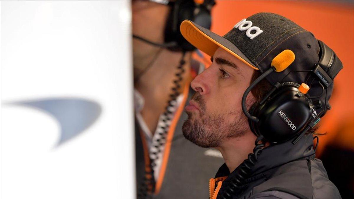 Fernando, siguiendo el entrenamiento desde el muro de McLaren