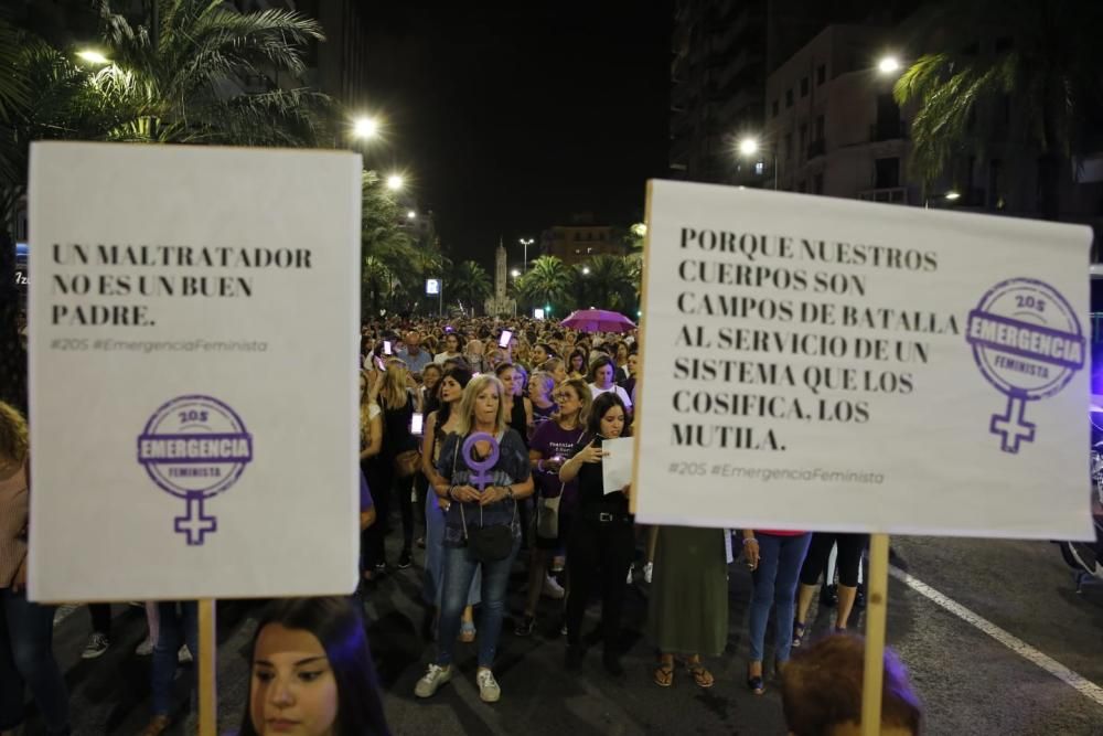 “No es no, lo demás es violación” y “La tumba del machismo, Alicante será”, son algunas de las consignas que se escuchado por las calles de la ciudad