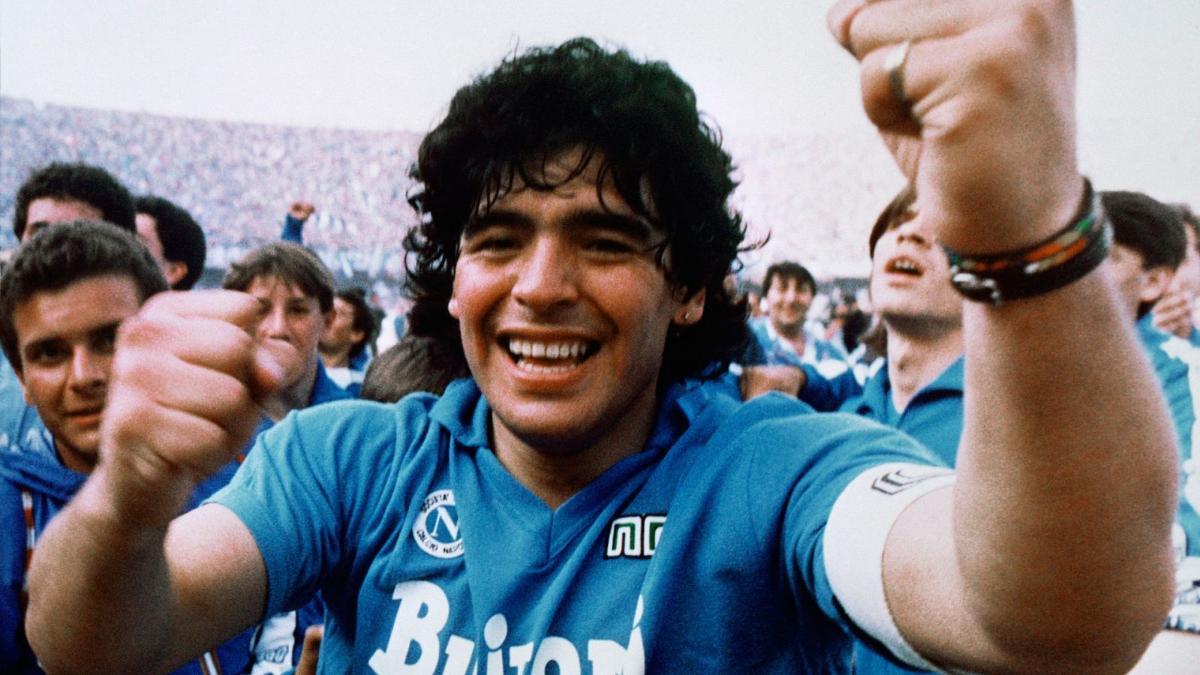Maradona celebrándo con el Napoli