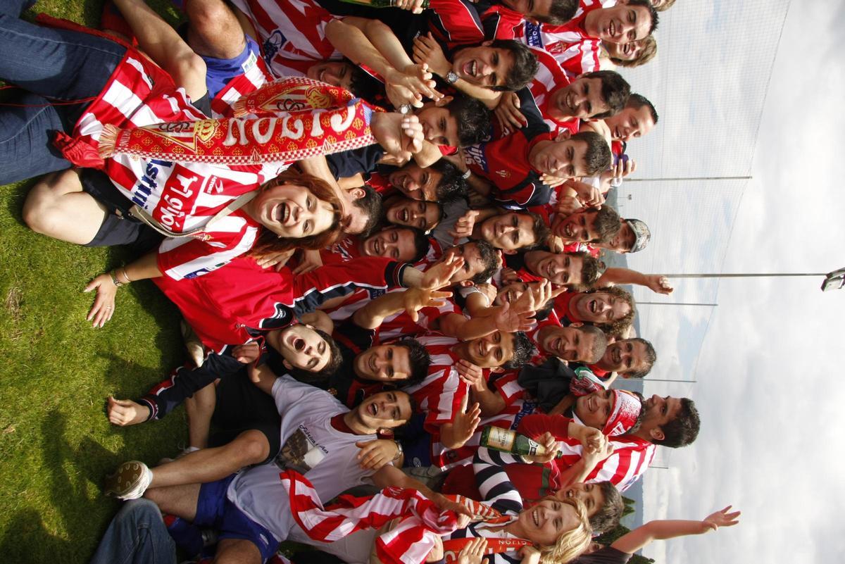 Los jugadores del Sporting B celebran el ascenso a Segunda B en 2008