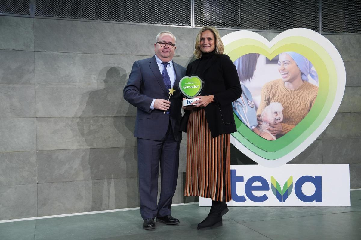 Cristina Cuadrado, directora general de la Fundación Pequeño Deseo, recibió el Premio Humanizando la Sanidad de Teva de manos de Juan Carlos Conde, director general de Teva en España y Portugal.