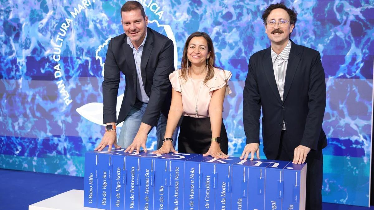 José López Campos, Marta Villaverde Acuña y Óscar Fuertes Dopico, con los 14 tomos del censo del patrimonio marítimo inmueble de Galicia.