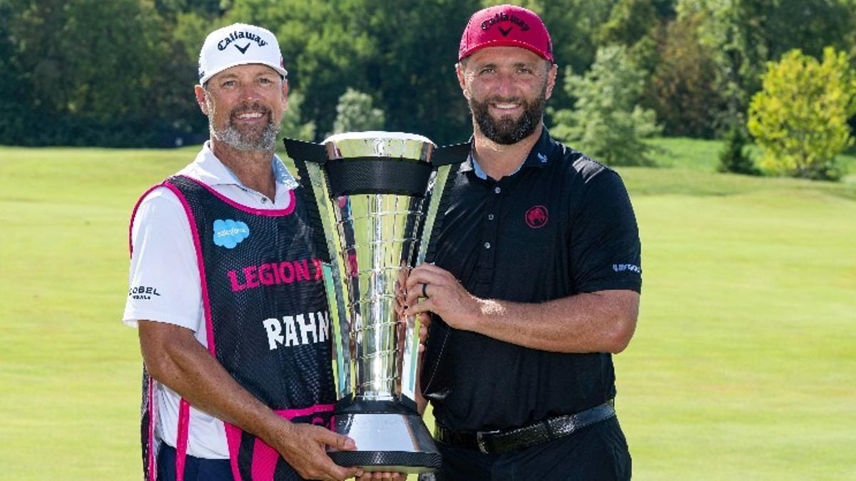 Rahm celebró con su caddy, Adam Hayes, el título de mejor jugador del ranking 2025