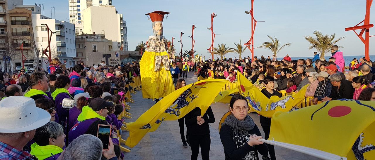 Llegada del Carnestoltes al paseo marítimo de Vinaròs, en una imagen de archivo.