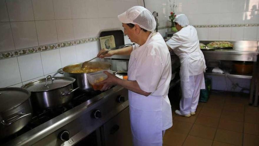 Casi setenta comedores sociales sirven un plato caliente a los vecinos del medio rural
