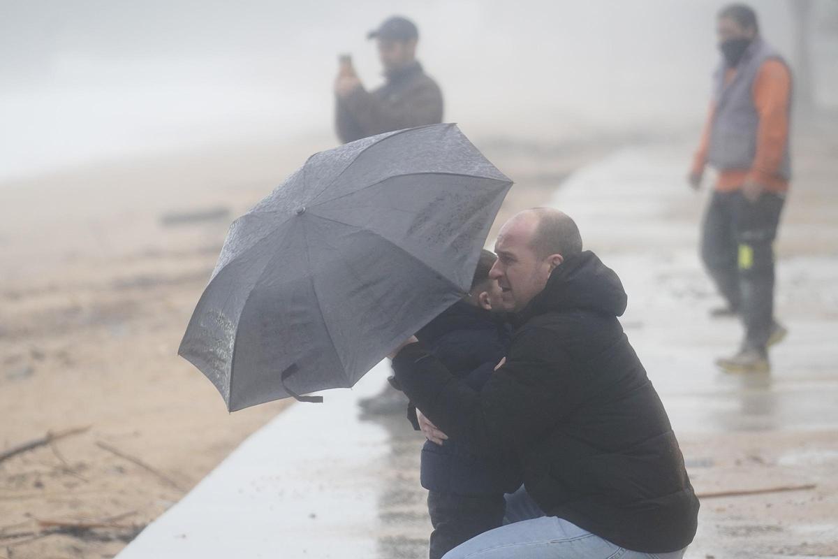 Imatges de la balena morta arrossegada pel temporal a la costa de Platja d'Aro