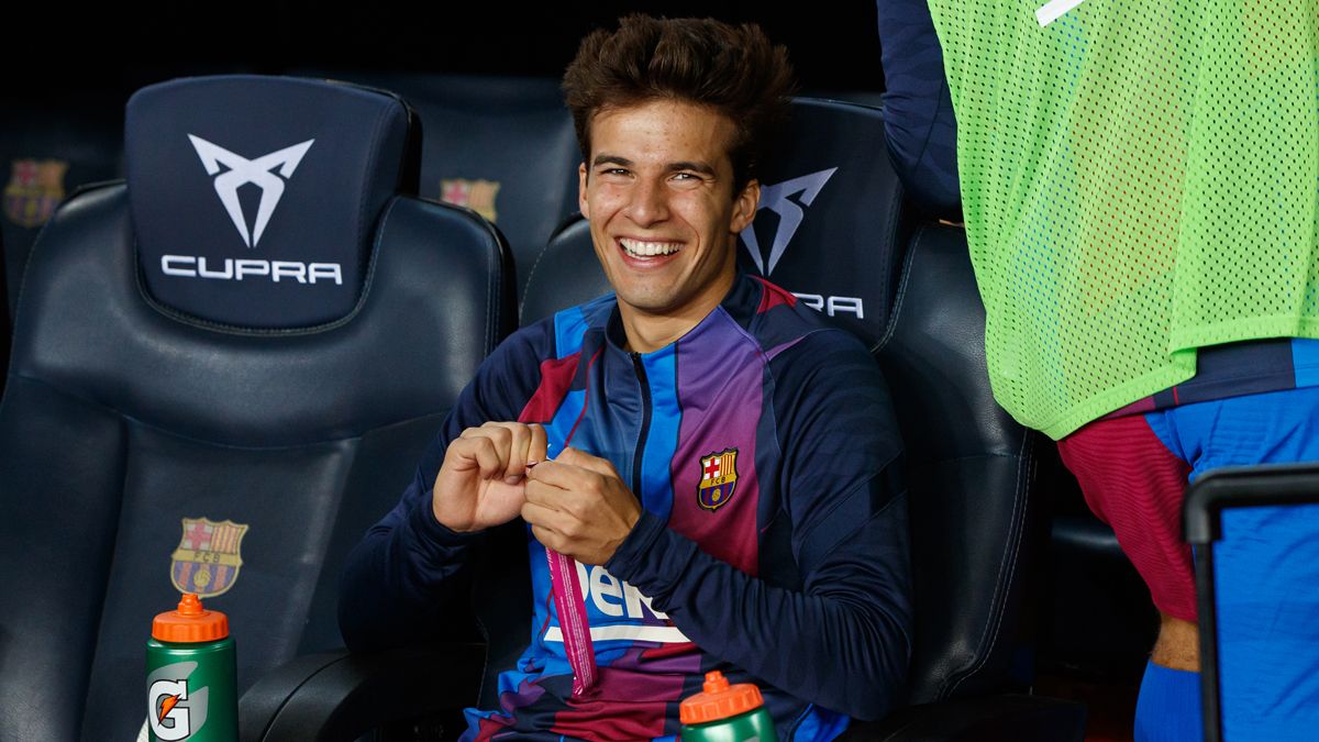 Riqui Puig, en el banquillo del Camp Nou