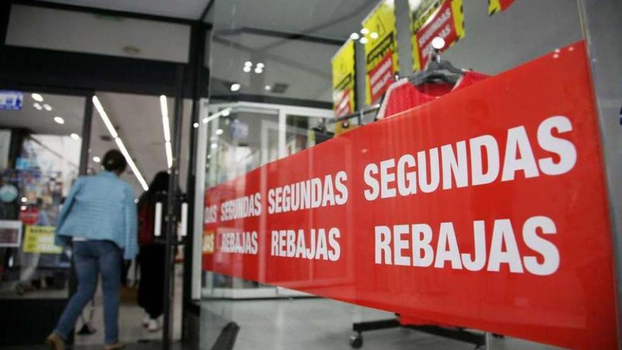 El escaparate de Akebia luce el cartel de las segundas rebajas. // Bernabé/Luismy