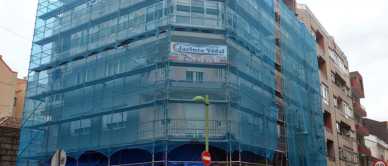 Obras en la fachada de un edificio de Vilagarcía.   | // NOÉ PARGA