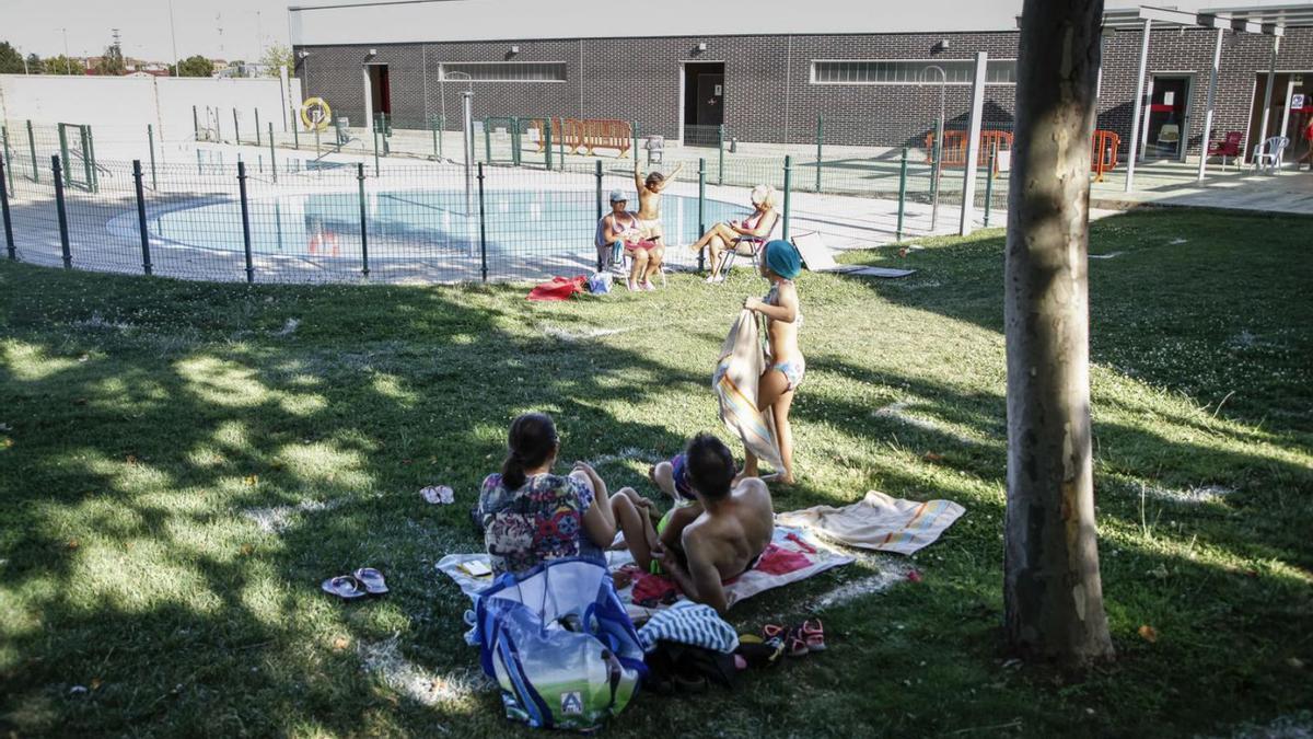 Un grupo de bañistas en la piscina de Las Higueras.