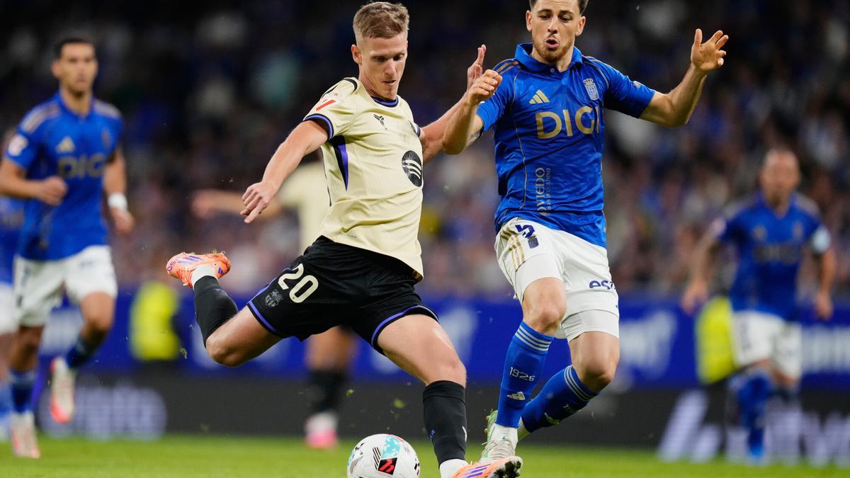 Barcelona's Dani Olmo fights for the ball against Real Oviedo's Alberto Reina during a Spanish La Liga soccer match at the Carlos Tartiere stadium in Oviedo, Spain, Thursday, Sept. 25, 2025. (AP Photo/Jose Breton)