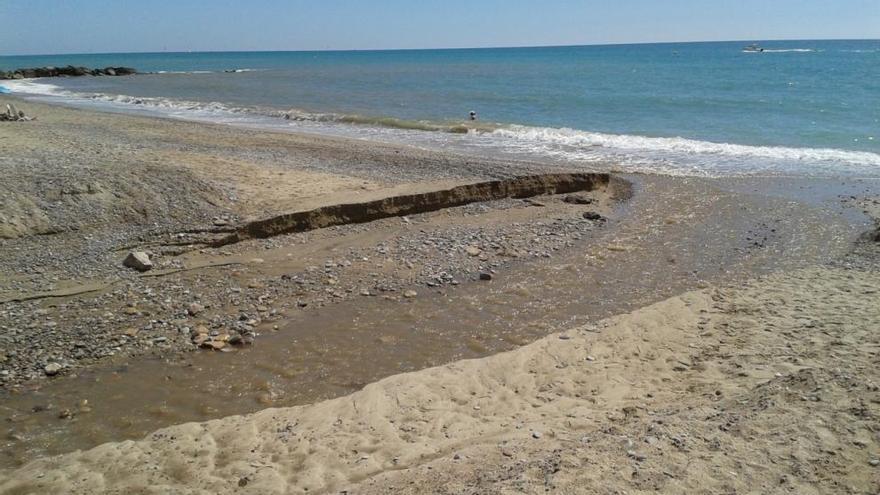 Un vertido de agua turbia alarma a los bañistas de la playa de Nules