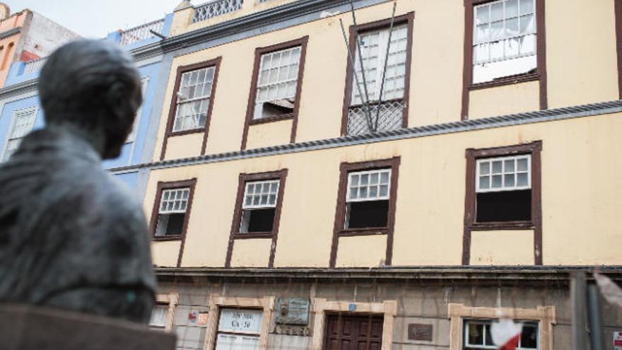 Vista de la fachada del edificio que alberga la sede del Ateneo de La Laguna, en la calle Juan de Vera.