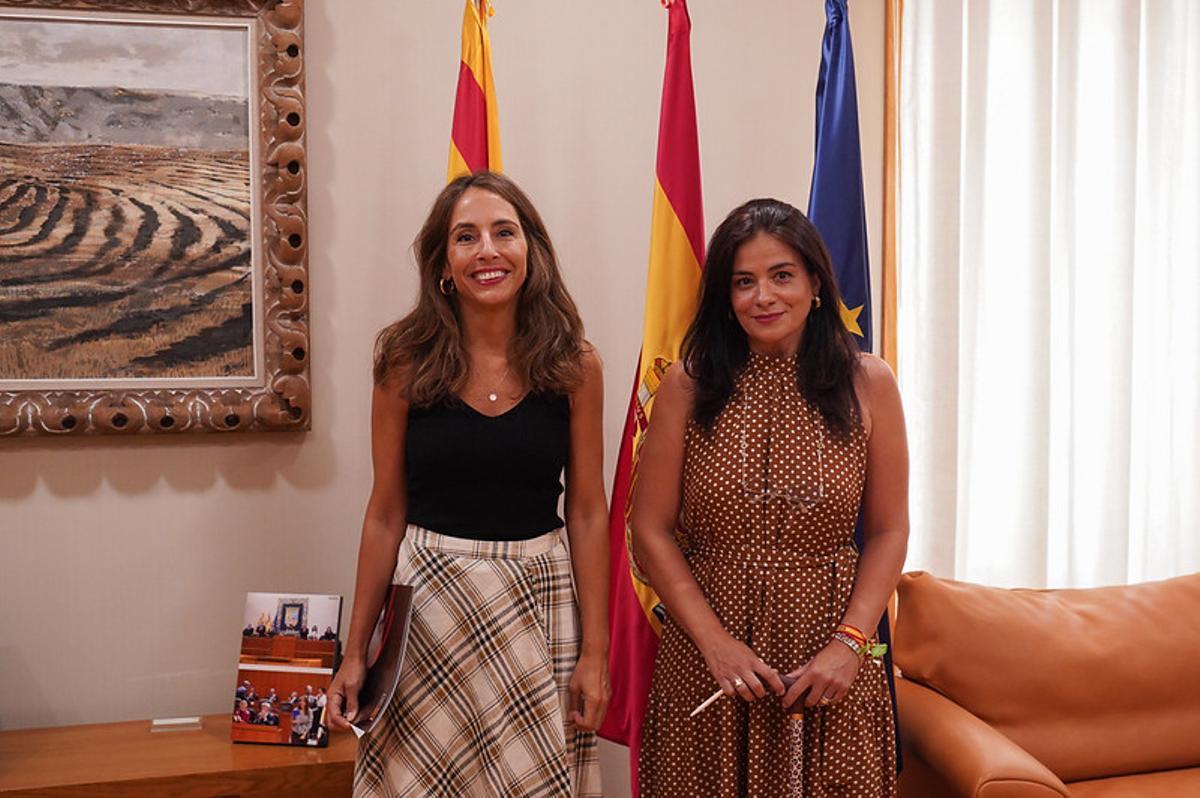 La presidenta de las Cortes con la portavoz adjunta de Vox, Lorena García.
