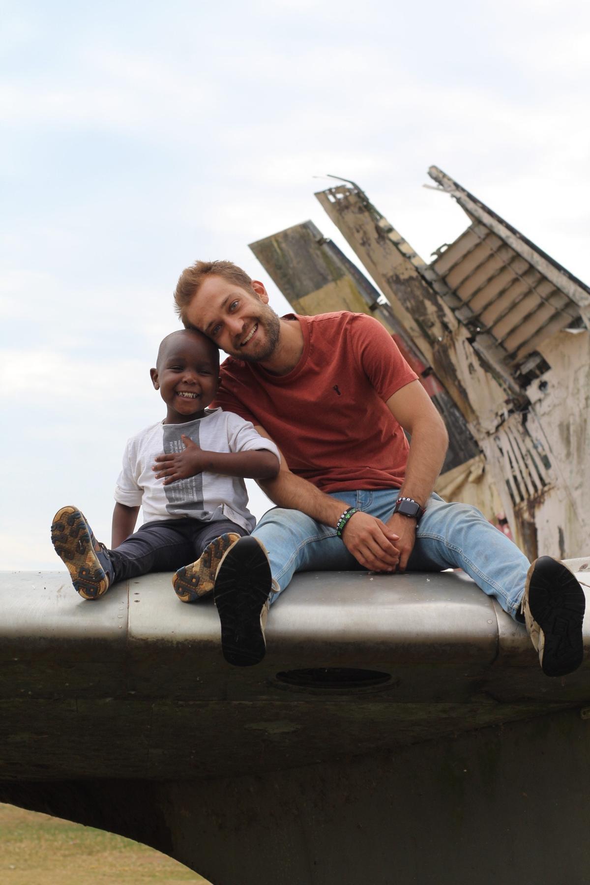 Jaime Caraza con un niño ugandés.