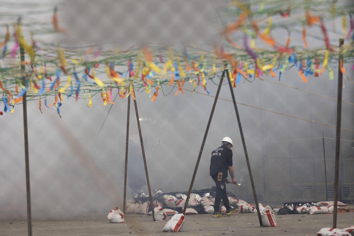 Mascletà en las Fallas de València: el disparo de las dos de la tarde en la plaza del Ayuntamiento es una de las citas más tradicionales del calendario pirotécnico.