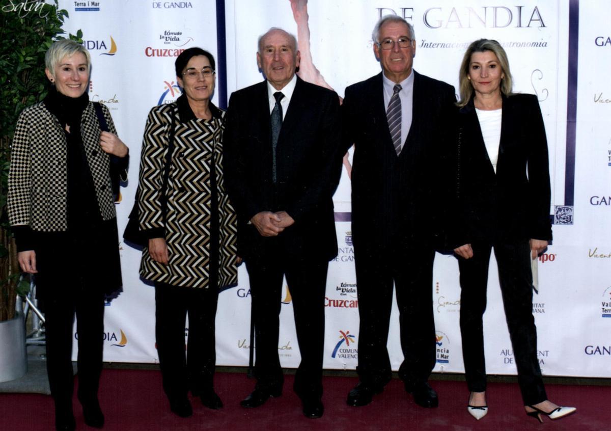 Salvador Torregrosa con sus tres hijas; Rosa, Nieves y Pilar, y Ángel Franco (con gafas), en la entrega de un premio en 2009