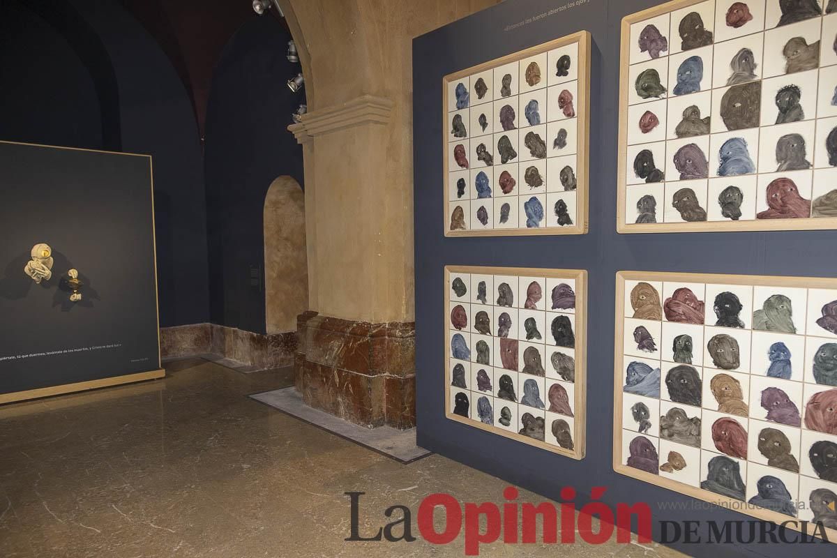 Así es la exposición 'Los Asomados' de Lidó Rico, que llega a Caravaca en su Año Jubilar