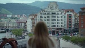 Itziar Ituño con la ciudad de Bilbao frente a ella, en un fotograma de la serie ’Intimidad’ de Netflix.