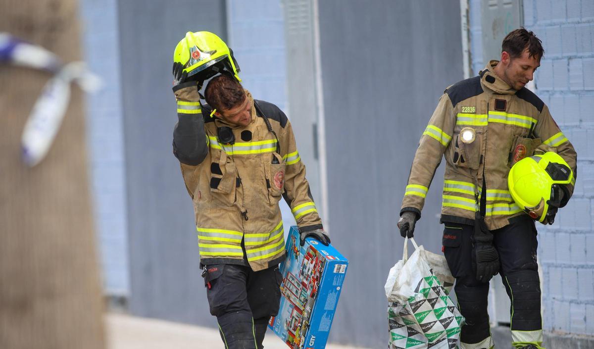 Valencia VLC incendio en Campanar los vecinos del edificio de Maestro Rodrigo recogen sus enseres con los bomberos