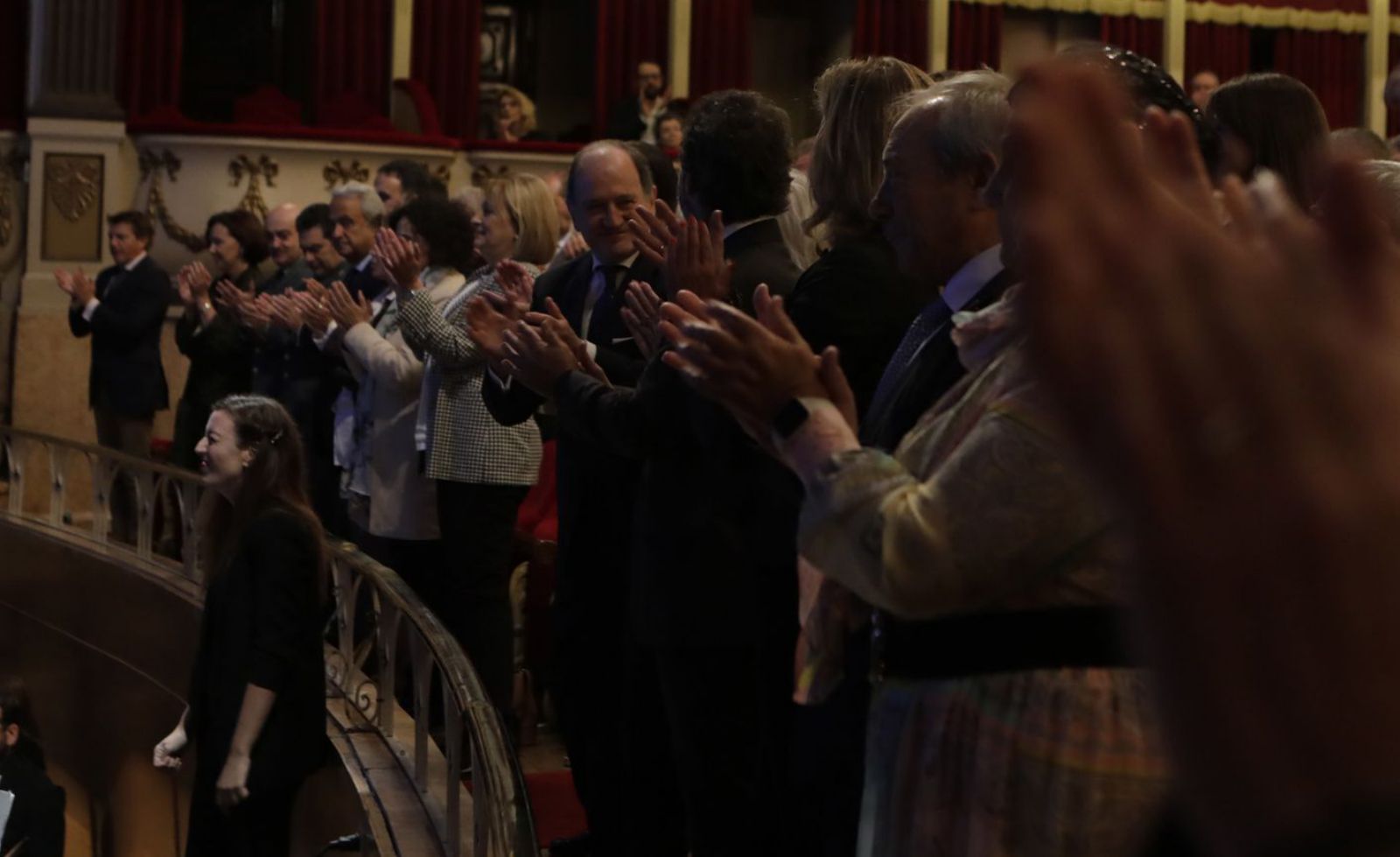 Las autoridades que asistieron en primera fila al acto aplauden a Oviedo Filarmonía, con Lara Diloy a la batuta, tras la interpretación del himno de Asturias al final de la ceremonia. | Fernando Rodríguez