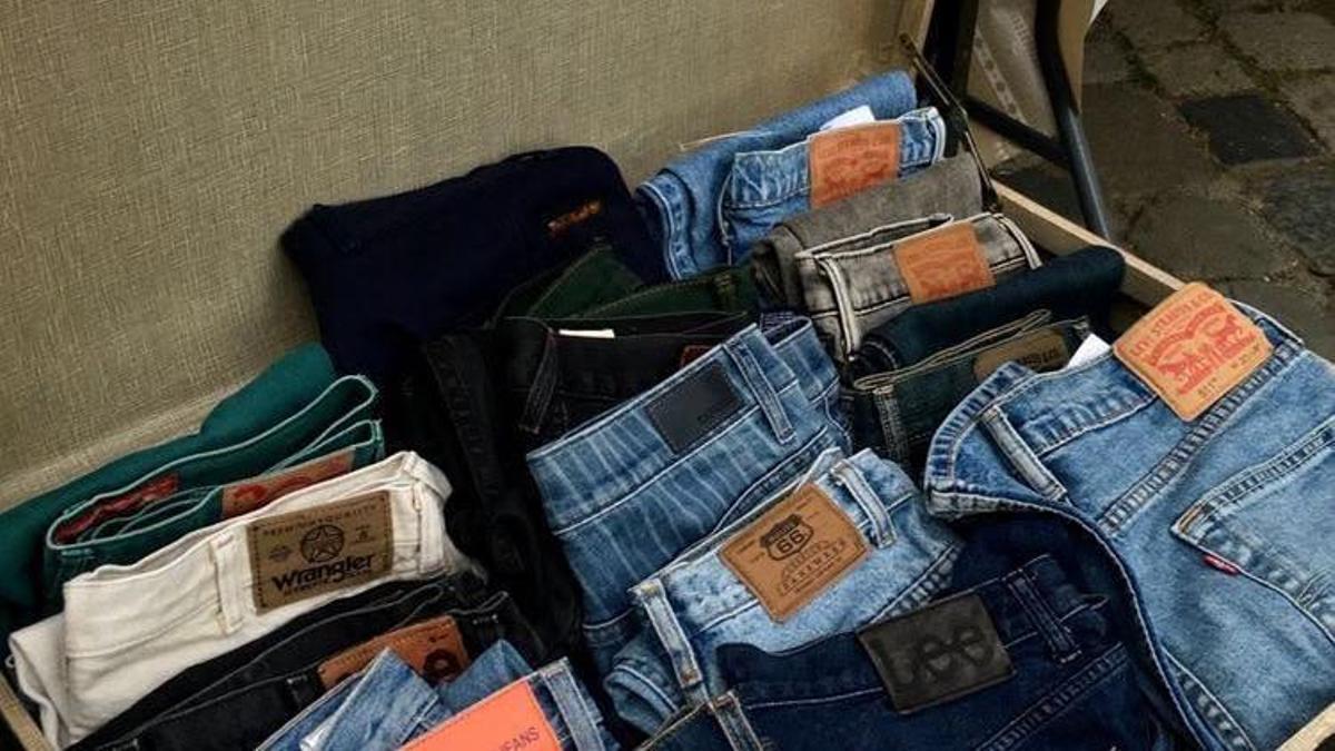 Una joven compostelana trae a Santiago la cultura de los mercadillos de Viena con ropa desde 1 euro y música en directo