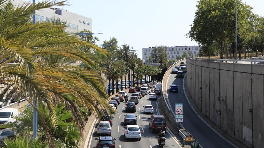 Cua de vehicles a la ronda de Dalt de Barcelona en l'operació sortida de Sant Joan