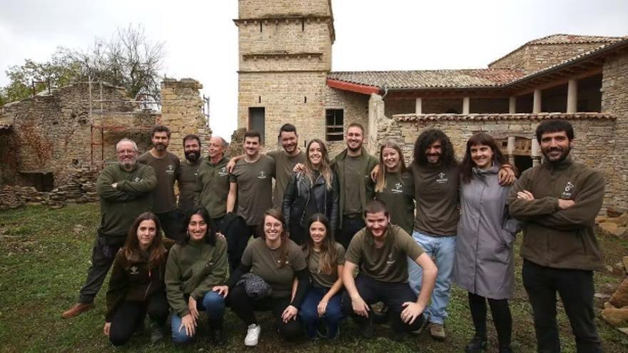 Voluntarias, voluntarios, directores de excavación y coordinadores de Aranzadi, felices el pasado lunes en el palacio de Góngora del Valle de Aranguren.
